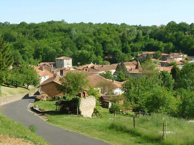 Le bourg de Vitrac-Saint-Vincent vu de l'est - Vitrac-Saint-Vincent (16310) - Charente