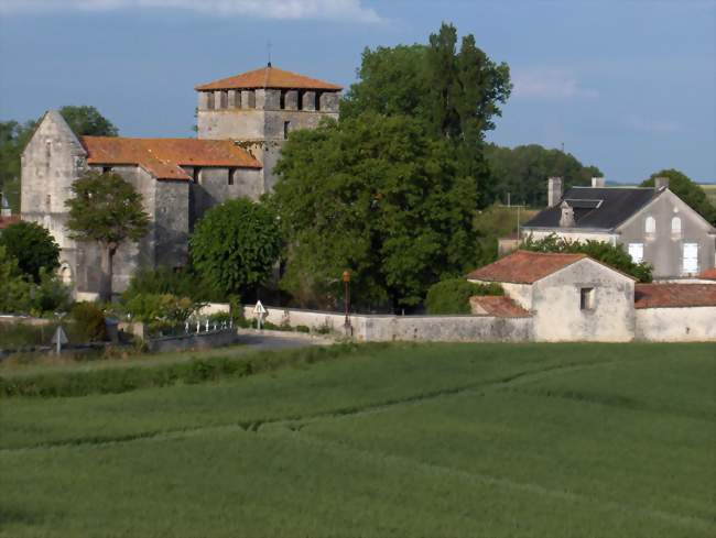Le bourg et l'église vus du sud - Voulgézac (16250) - Charente