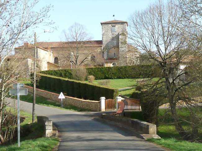 L'église d'Yvrac et le pont sur le Margot - Yvrac-et-Malleyrand (16110) - Charente