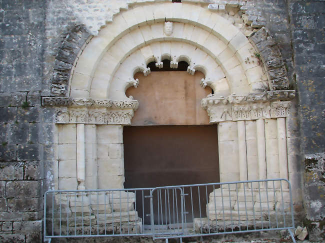 Portail de l'église d'Aujac - Aujac (17770) - Charente-Maritime