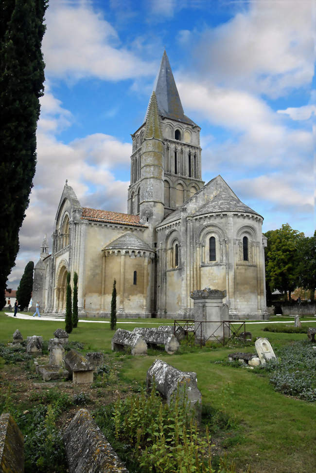 L'église Saint-Pierre, classée patrimoine mondial de l'humanité par l'Unesco - Aulnay (17470) - Charente-Maritime
