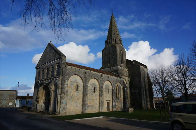 L\'église d\'Avy mêle éléments romans et gothiques - Avy (17800) - Crédit photo: G.Garitan