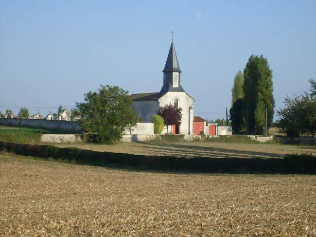 L'église Sainte-Madeleine, isolée au milieu des champs - Balanzac (17600) - Charente-Maritime