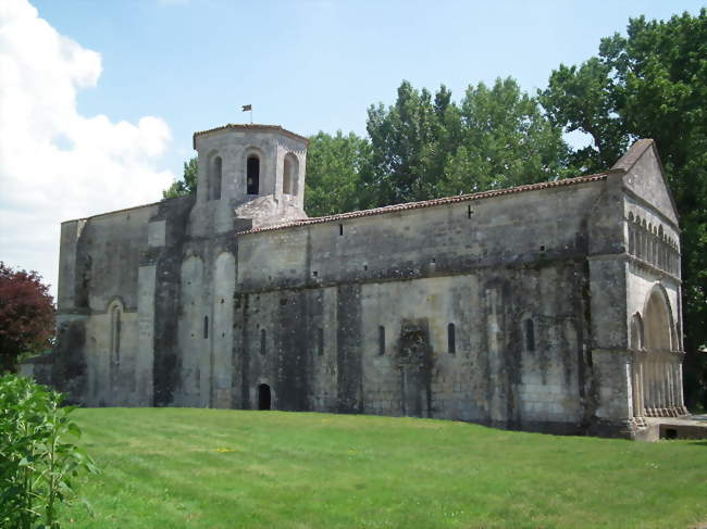 L\'église romane de Biron - Biron (17800) - Crédit photo: Cobber17