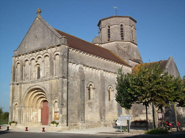 L\'église romane de Bois - Bois (17240) - Crédit photo: Cobber17