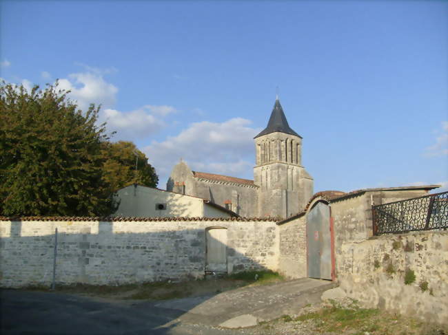 Une rue du centre-bourg de Bords - Bords (17430) - Charente-Maritime