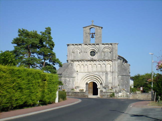 L'église Saint-Vivien (XIIe), caractéristique du style roman saintongeais - Breuillet (17920) - Charente-Maritime