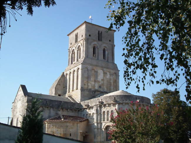 L\'église Saint-Pierre - Champagnolles (17240) - Crédit photo: Cobber17