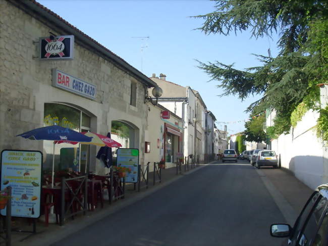 Une rue du centre-ville de Chaniers - Chaniers (17610) - Charente-Maritime