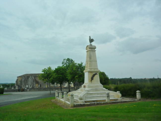 Le monument aux morts et l\'église - Courpignac (17130) - Crédit photo: Dimimis