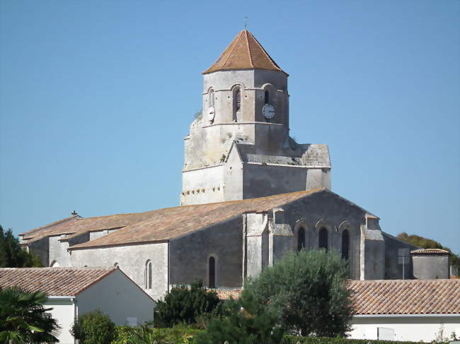 La silhouette caractéristique de l'église Saint-Pierre domine les toits du centre-ville - Cozes (17120) - Charente-Maritime
