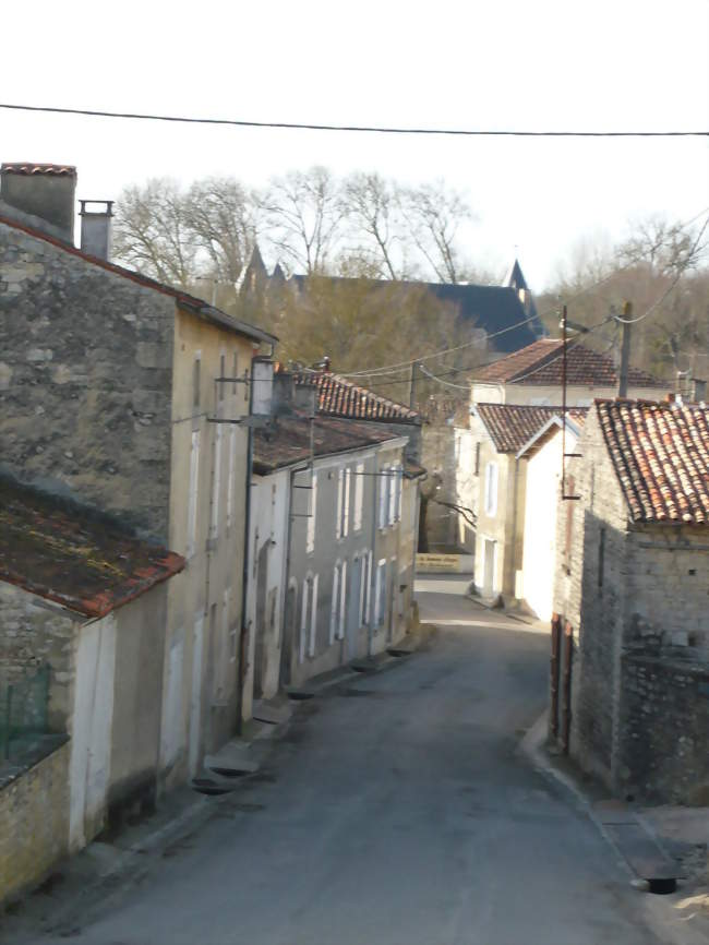 La rue d'Aulnay à Dampierre-sur-Boutonne - Dampierre-sur-Boutonne (17470) - Charente-Maritime