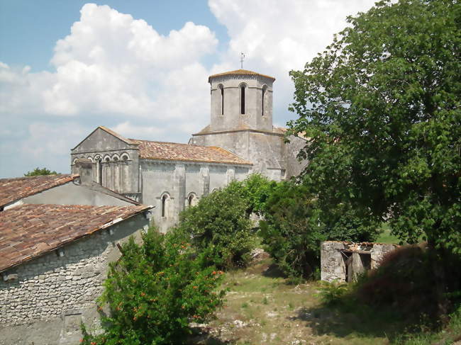 Le centre-bourg et l\'église romane d\'Échebrune - Échebrune (17800) - Crédit photo: Cobber17