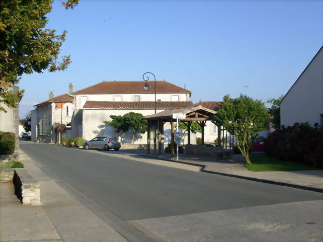 Une rue du centre-ville d'Échillais - Échillais (17620) - Charente-Maritime
