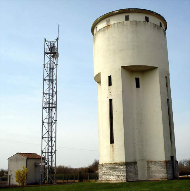 Le château d'eau, le bâtiment le plus haut de la commune - Les Éduts (17510) - Charente-Maritime
