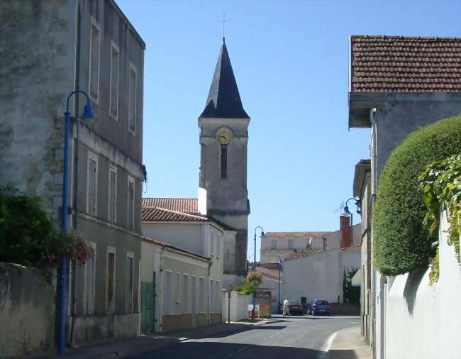 Le centre-ville d'Étaules et le clocher de l'église Notre-Dame (XVIIIe siècle) - Étaules (17750) - Charente-Maritime