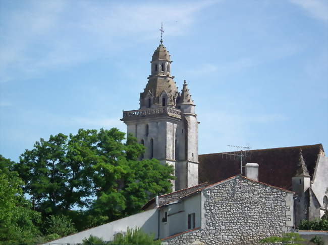 Le clocher Renaissance de l\'église domine le village - Fléac-sur-Seugne (17800) - Crédit photo: Cobber17