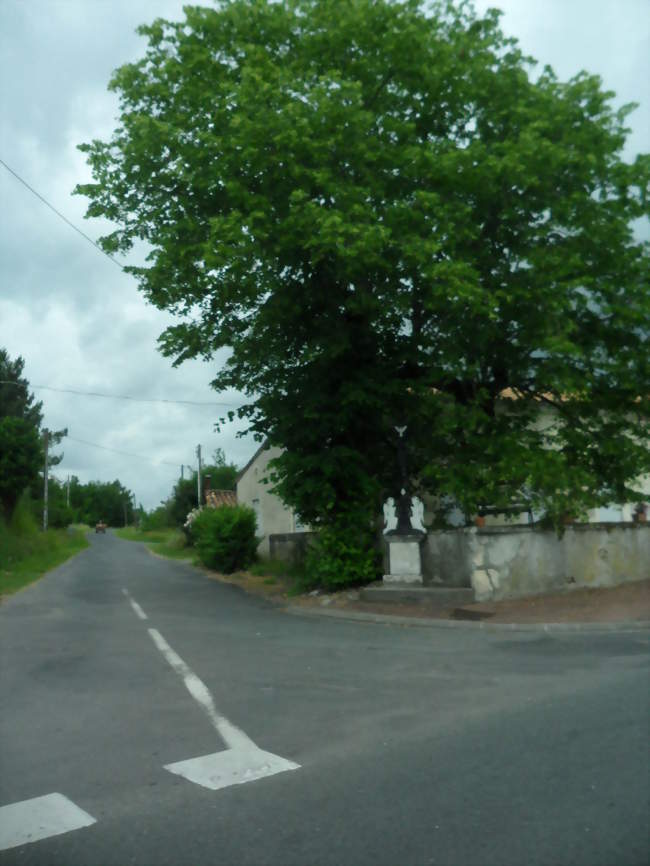 Une rue aux Fouilloux - Le Fouilloux (17270) - Crédit photo: Dimimis