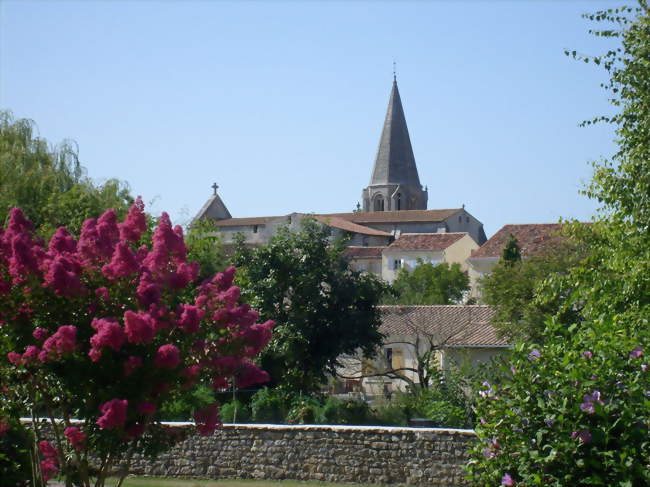 La petite ville de Gémozac, dominée par l'église Saint-Pierre - Gémozac (17260) - Charente-Maritime