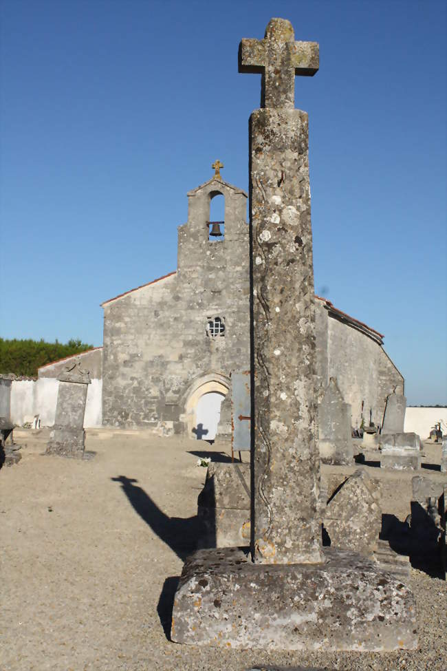 Croix romane dans le cimetière - Gibourne (17160) - Charente-Maritime