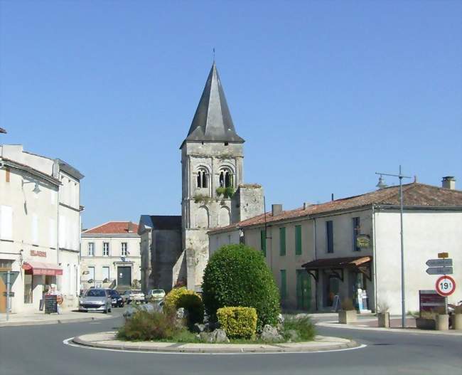 Le centre-ville du Gua Au second plan, le clocher de l'église Saint-Laurent (XIIe siècle) - Le Gua (17600) - Charente-Maritime