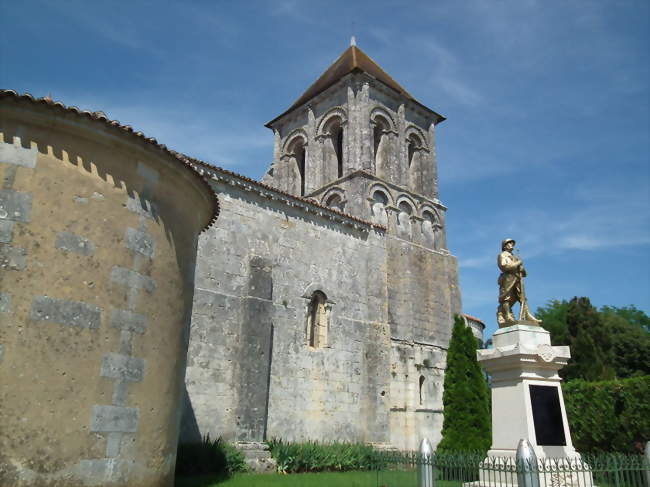 L'église et le monument aux morts - Jazennes (17260) - Charente-Maritime
