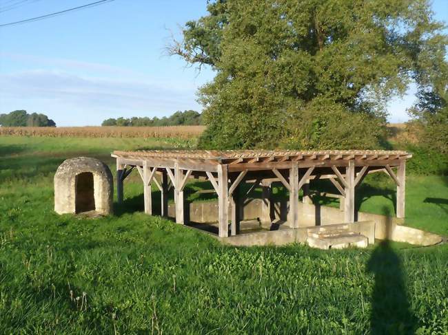 Lavoir sur la route de Polignac - Jussas (17130) - Crédit photo: Jack ma