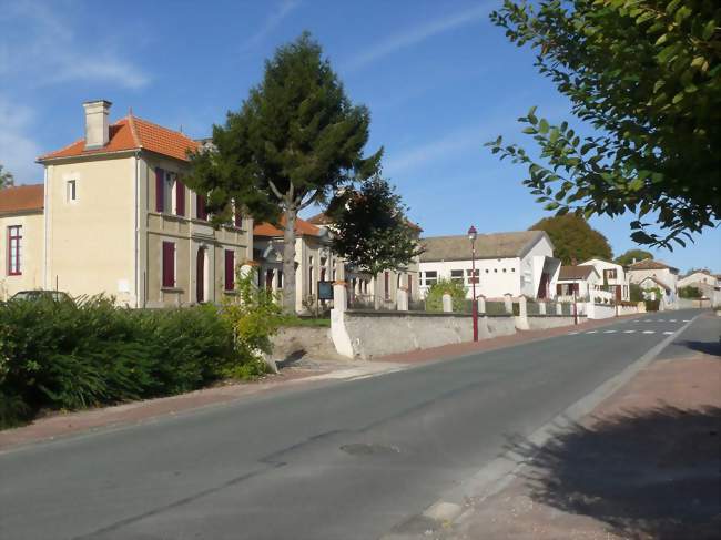 Le centre-bourg en venant de Chevanceaux - Léoville (17500) - Crédit photo: Jack ma