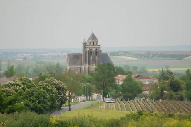 Lonzac et son église - Lonzac (17520) - Crédit photo: JarnaQuais