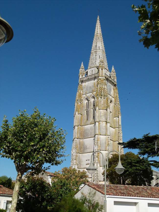 Au cur du centre-historique, la flèche de l'église Saint-Pierre constitue un repère de premier plan - Marennes (17320) - Charente-Maritime