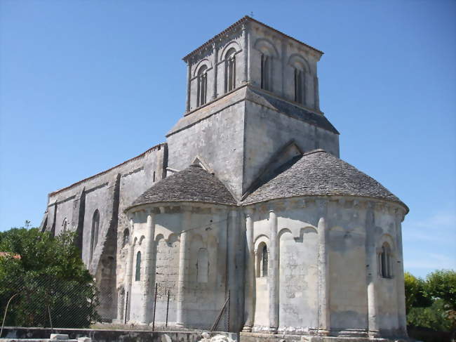 Chevet de l\'église Saint Sulpice - Marignac (17800) - Crédit photo: FredSeiller