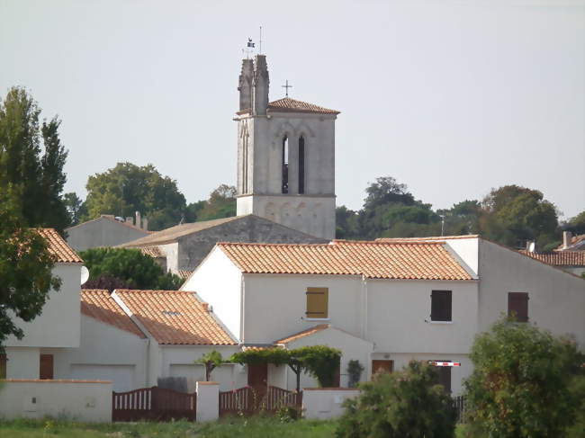 Le clocher de l'église Saint-Saturnin vu depuis le port de plaisance - Meschers-sur-Gironde (17132) - Charente-Maritime
