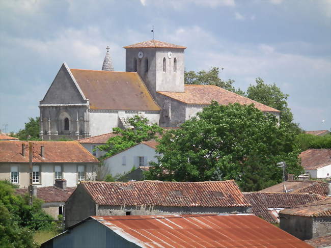 Le village de Meursac est dominé par l'église Saint-Martin, de style roman saintongeais - Meursac (17120) - Charente-Maritime