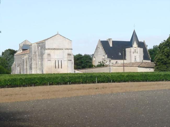 L\'église et le château de Meux - Meux (17500) - Crédit photo: Jack ma