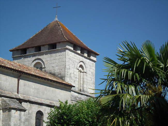Le clocher de l\'église Saint-Saturnin - Mosnac (17240) - Crédit photo: Cobber17