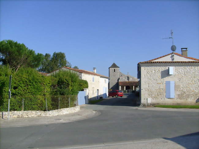 Vue de la place principale du village - Le Mung (17350) - Charente-Maritime