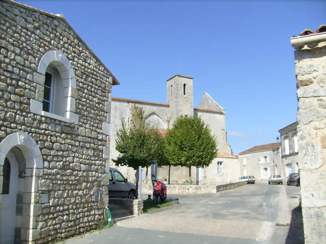 Une rue du centre-bourg de Nancras - Nancras (17600) - Charente-Maritime