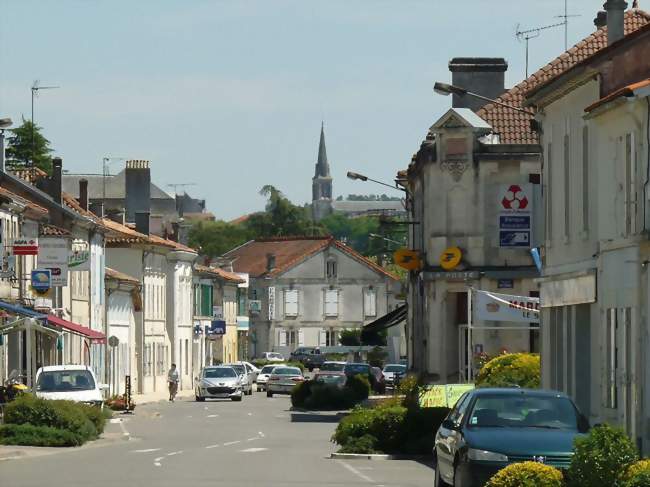 A vendre - Atelier garage et maison - Saint-Aigulin