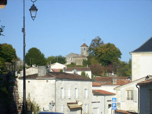 L'église Saint-Brice, campée sur son promontoire, domine la petite cité - Saint-Bris-des-Bois (17770) - Charente-Maritime