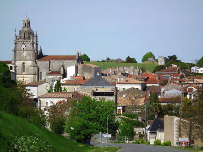 Le centre-bourg et l\'église Saint-Fortunat - Saint-Fort-sur-Gironde (17240) - Crédit photo: Cobber17