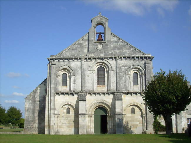 L'église romane de Sainte-Gemme (XIe siècle), ancienne priorale casadéenne - Sainte-Gemme (17250) - Charente-Maritime