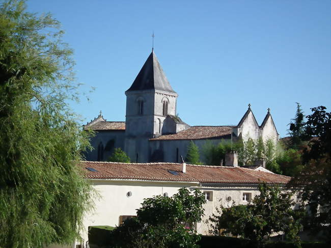 L\'église domine le centre-ville et les berges de la Seugne - Saint-Germain-de-Lusignan (17500) - Crédit photo: Cobber17