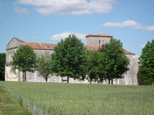 L\'église romane de Saint-Léger - Saint-Léger (17800) - Crédit photo: Cobber17