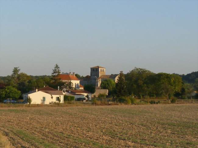 Vue du bourg depuis le sud-est - Saint-Martial-de-Mirambeau (17150) - Crédit photo: Jack ma