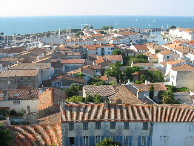 Vue des toits du centre-ville depuis le clocher de l'église - Saint-Martin-de-Ré (17410) - Charente-Maritime