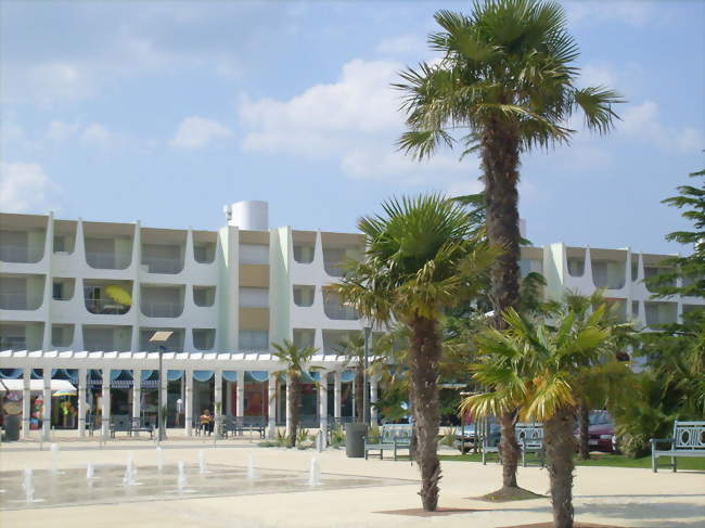 La place du Rhâ, au cur de la ville - Saint-Palais-sur-Mer (17420) - Charente-Maritime