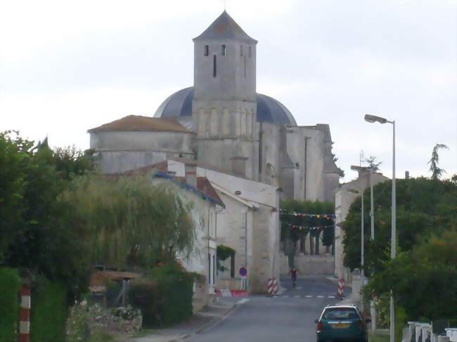 Le centre-bourg est dominé par l'église Saint-Romain, vaste édifice roman (XIIe) à la silhouette caractéristique - Saint-Romain-de-Benet (17600) - Charente-Maritime