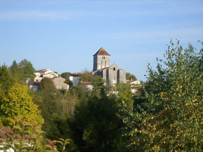 Le bourg médiéval de Saint-Sauvant vu des collines environnantes - Saint-Sauvant (17610) - Charente-Maritime