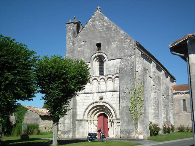 L\'église romane - Saint-Simon-de-Bordes (17500) - Crédit photo: Cobber17