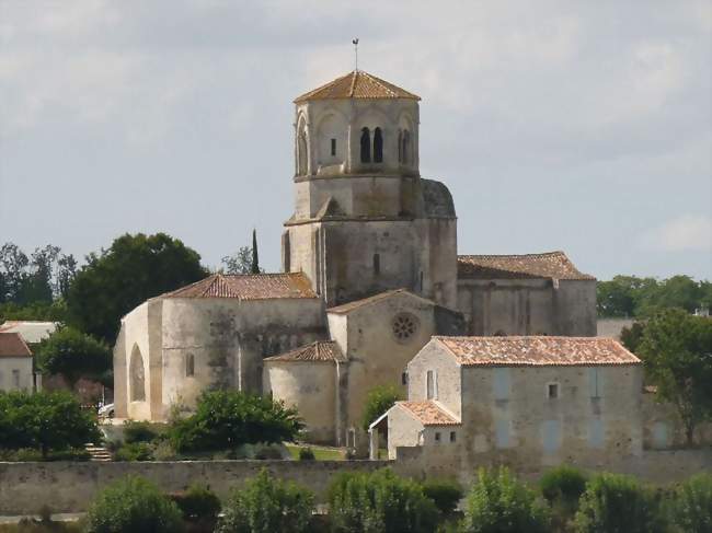 L'église romane surplombant l'Arnoult - Saint-Sulpice-d'Arnoult (17250) - Charente-Maritime
